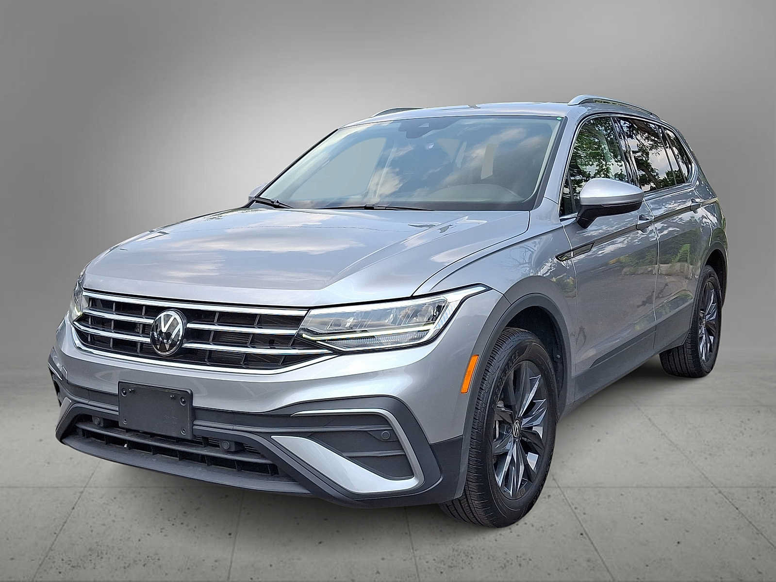 Used 2024 Volkswagen Tiguan SE w/ Panoramic Sunroof Package AWD/4WD image 1