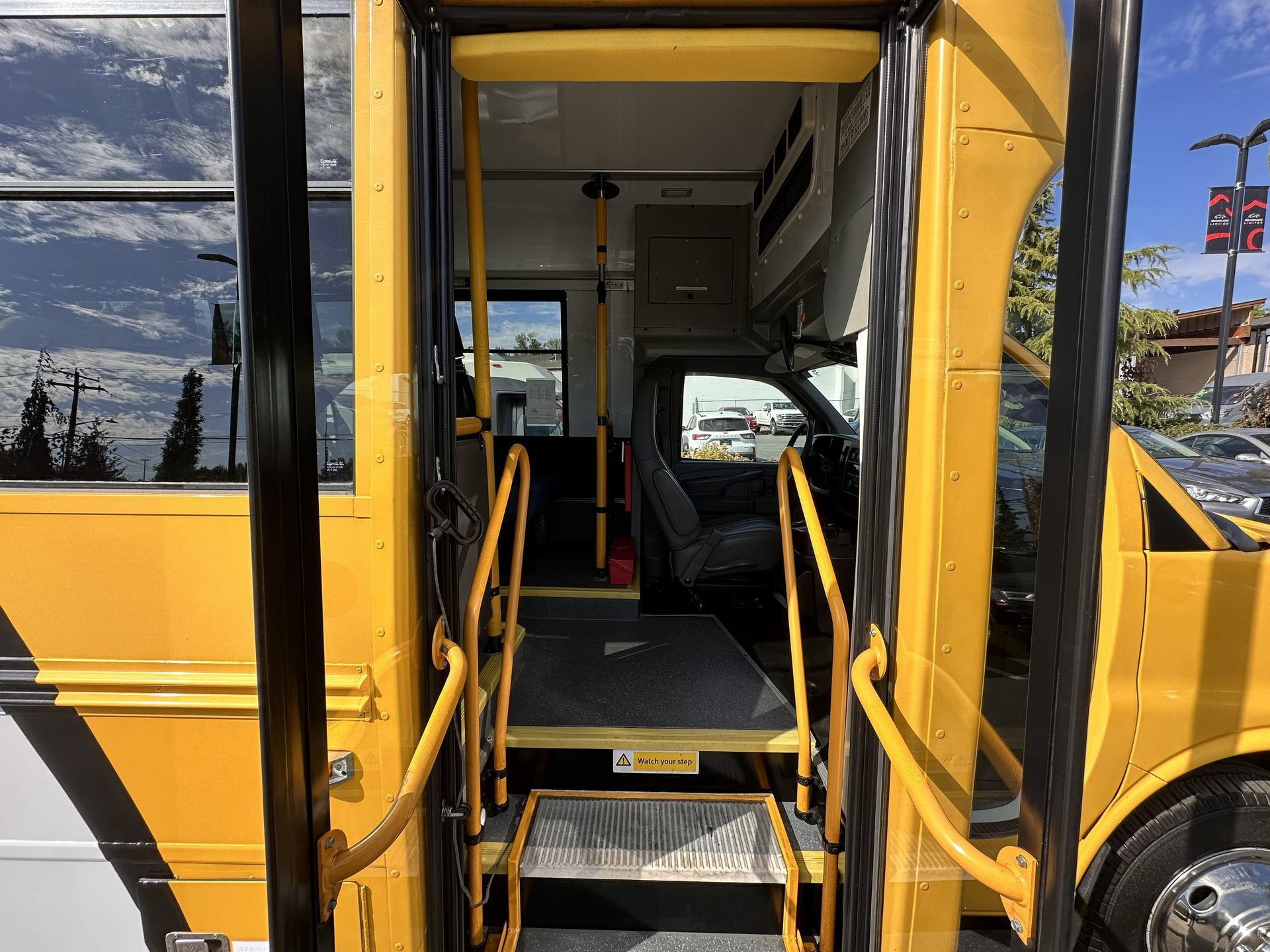 Used 2015 Chevrolet Express 4500 RWD image 5