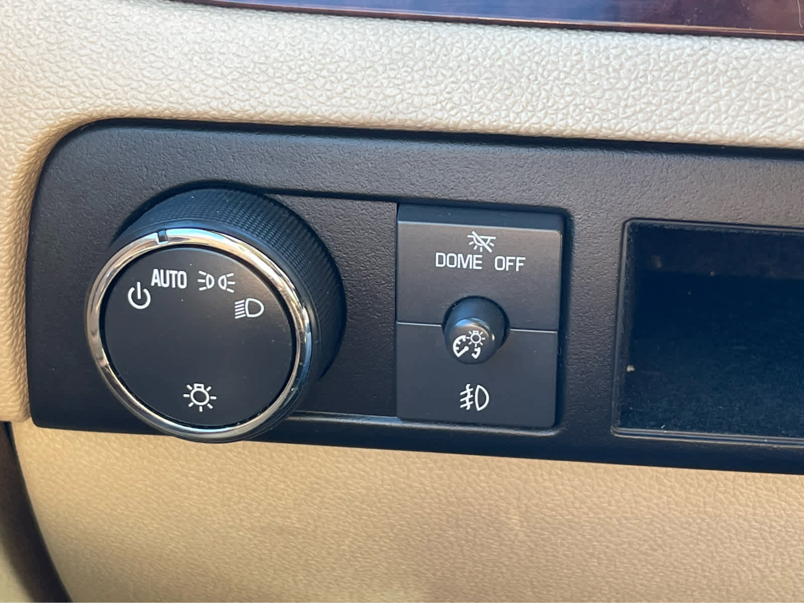 Used 2014 Cadillac Escalade Premium image 16