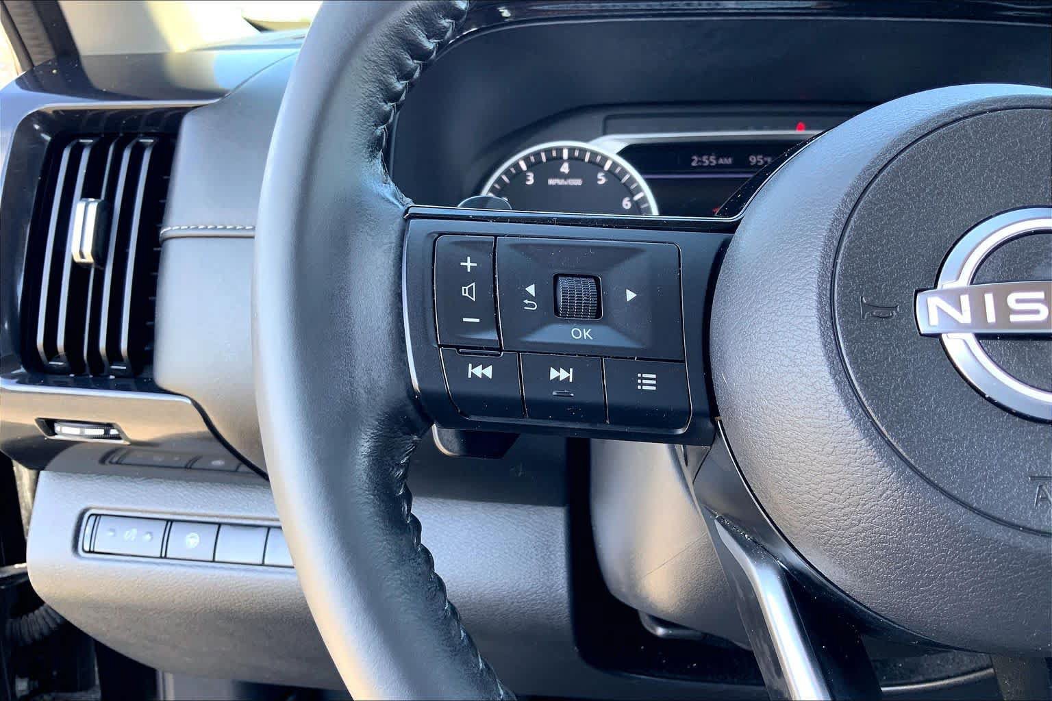 Used 2022 Nissan Pathfinder SV FWD image 23