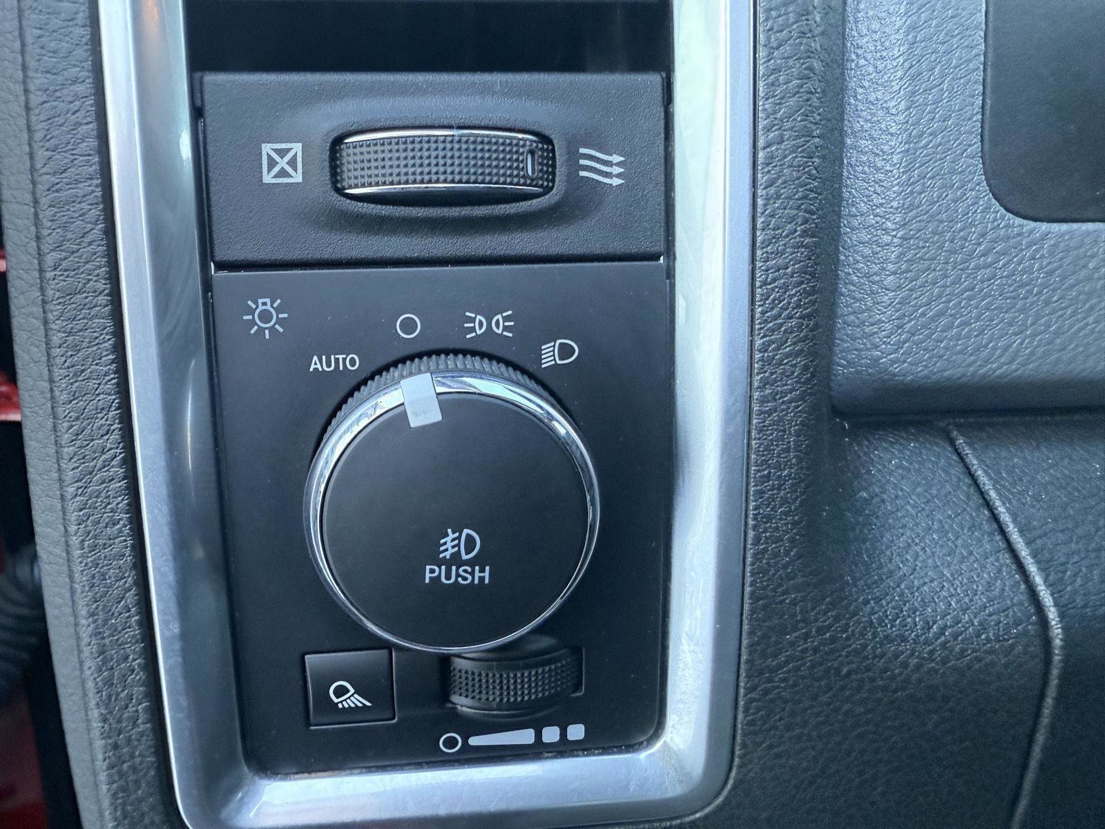 Used 2018 RAM 1500 SLT image 13