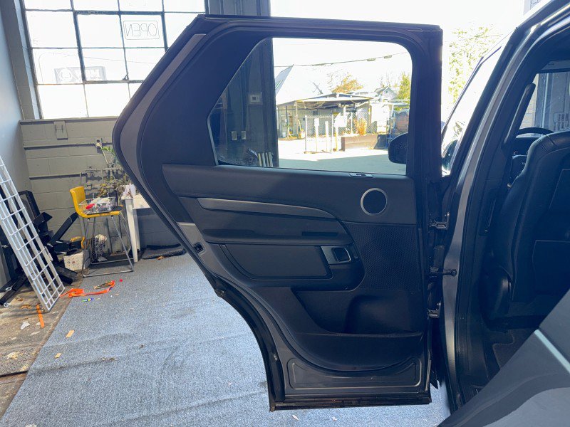 Used 2017 Land Rover Discovery HSE image 24