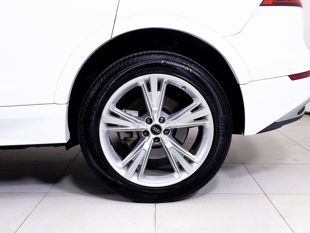 Used 2023 Audi Q8 Premium image 24