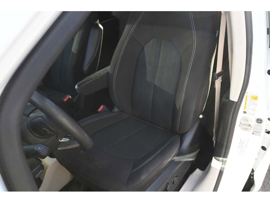 Used 2023 Chrysler Voyager LX image 14