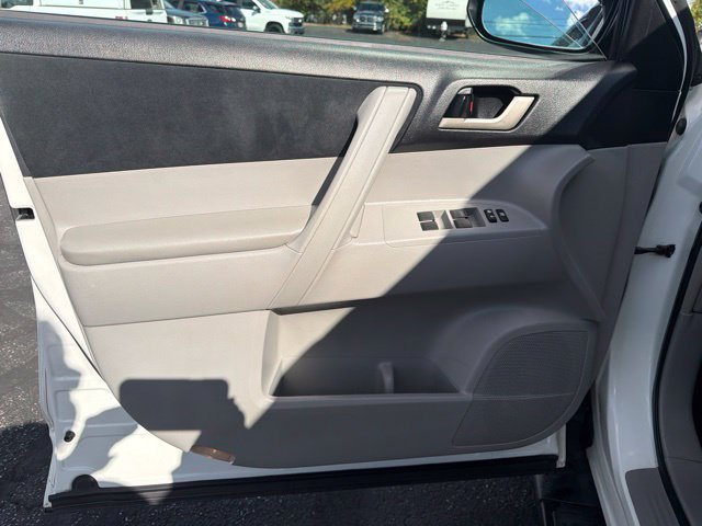 Used 2012 Toyota Highlander FWD w/ Tech Pkg image 10