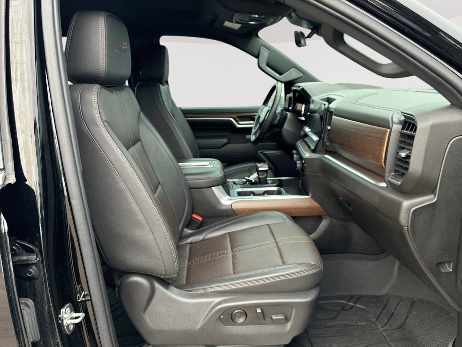 Certified 2022 Chevrolet Silverado 1500 High Country w/ Technology Package image 28