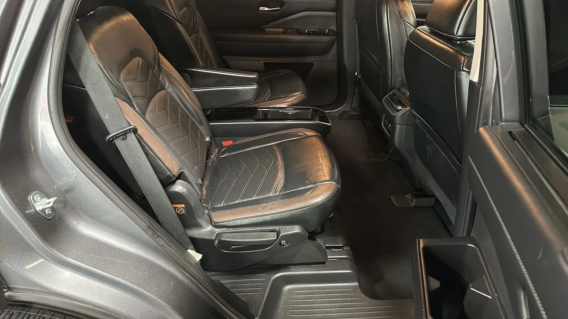 Used 2022 Nissan Pathfinder Platinum w/ Cargo Package image 18