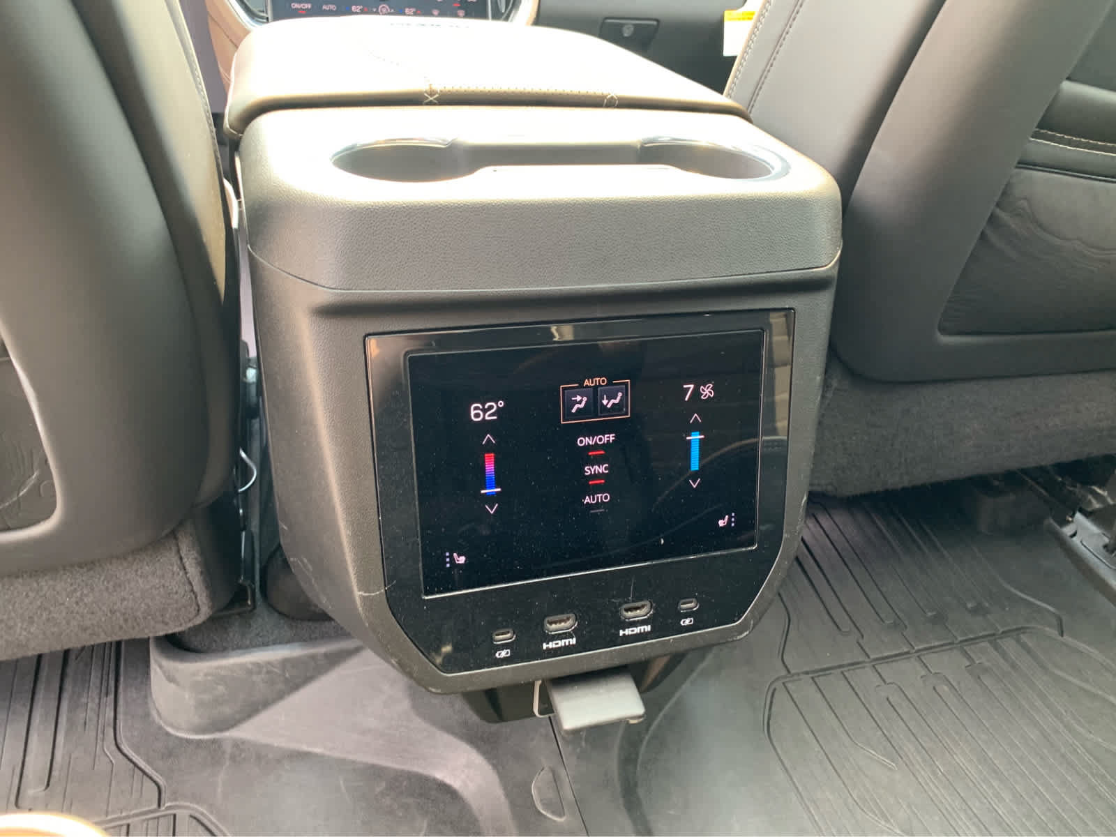 Used 2025 GMC Yukon Denali Ultimate AWD/4WD image 26