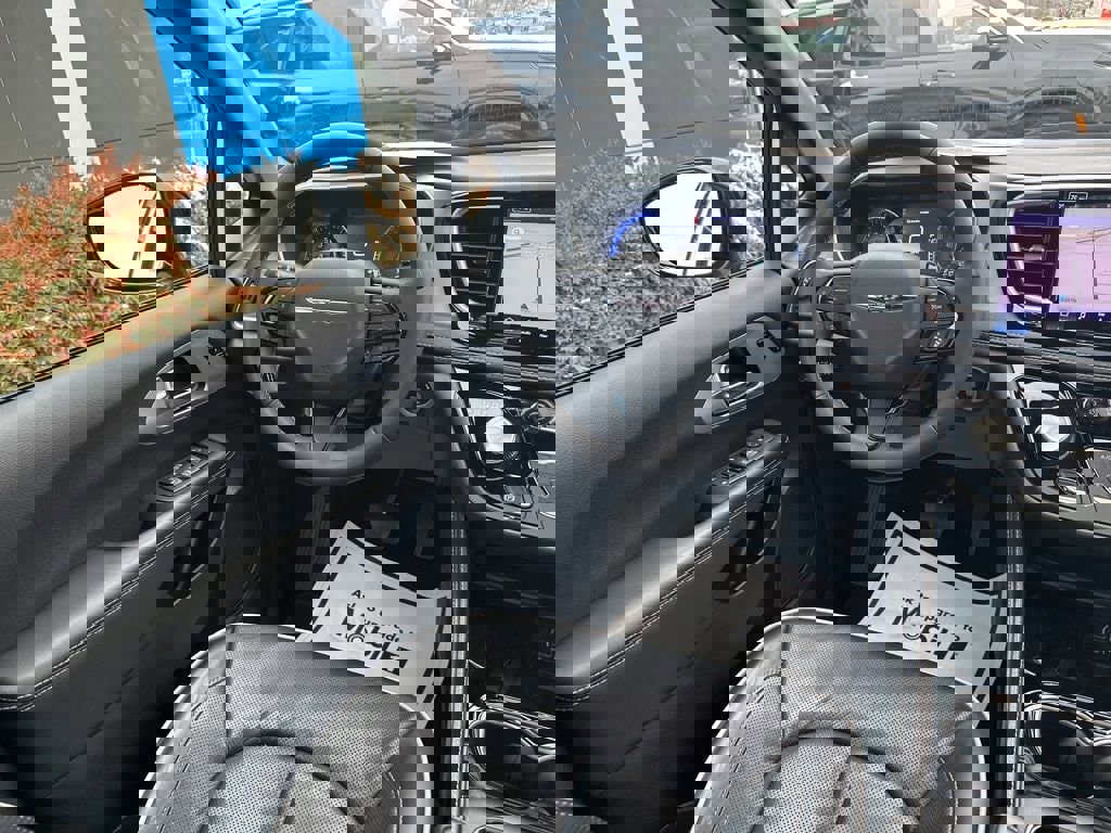 Used 2025 Chrysler Pacifica Limited image 14