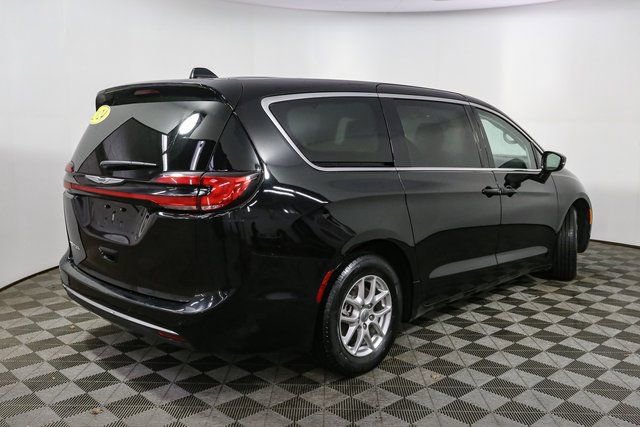 Used 2024 Chrysler Pacifica Touring-L FWD image 12