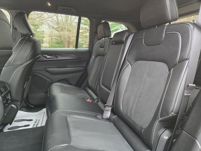 Used 2025 Jeep Grand Cherokee Altitude image 16