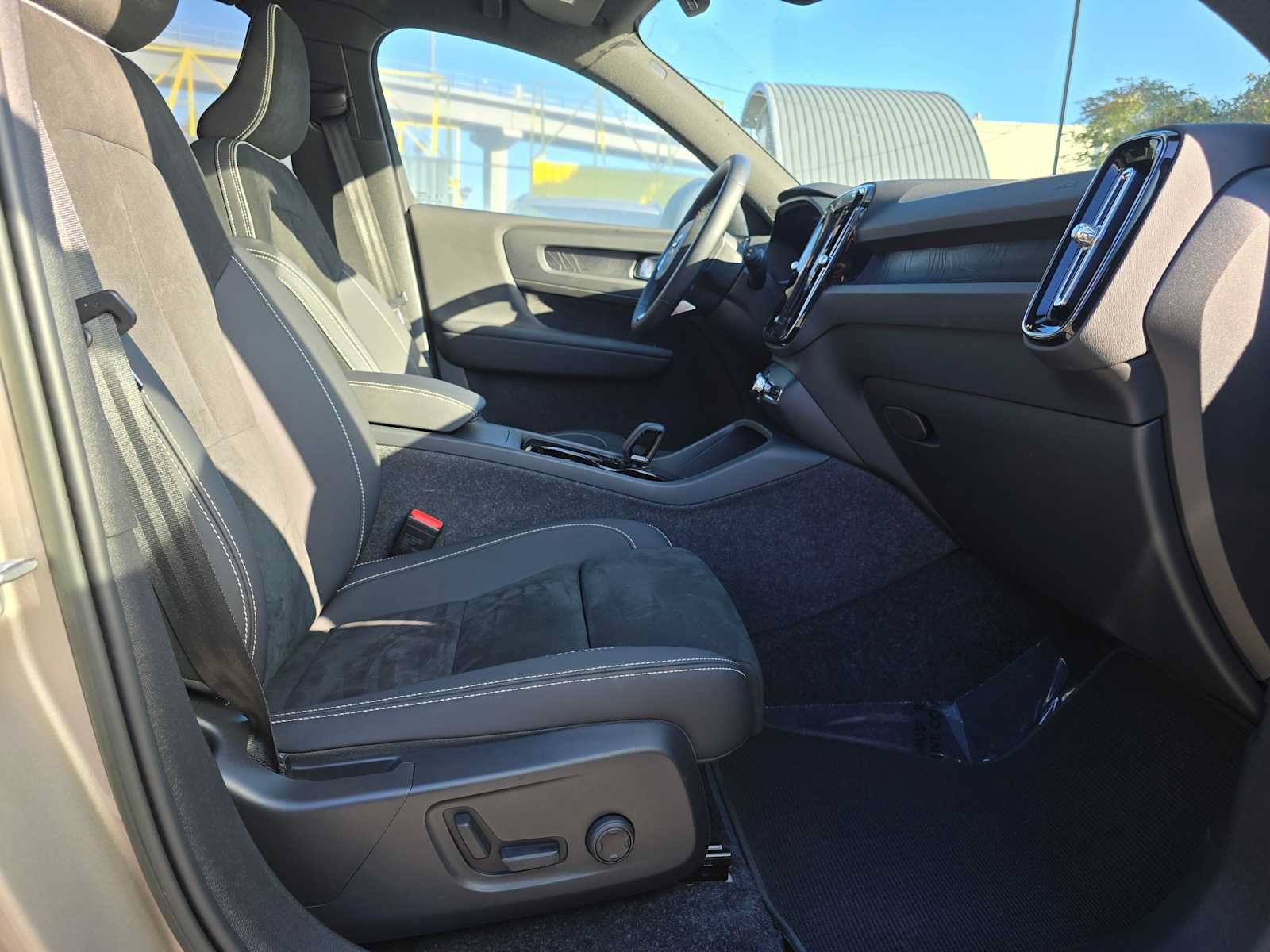 Certified 2023 Volvo XC40 Recharge Ultimate AWD/4WD image 11