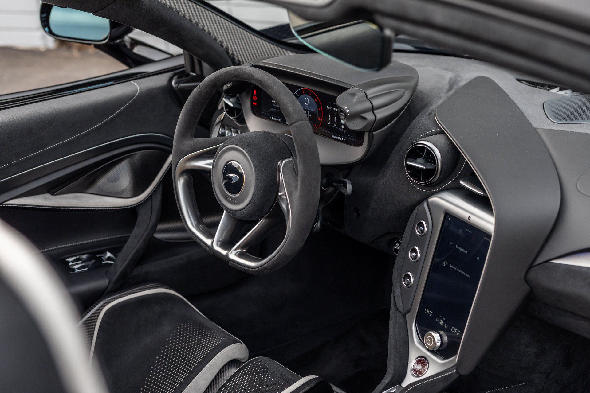 Used 2024 McLaren 750S Spider RWD image 38