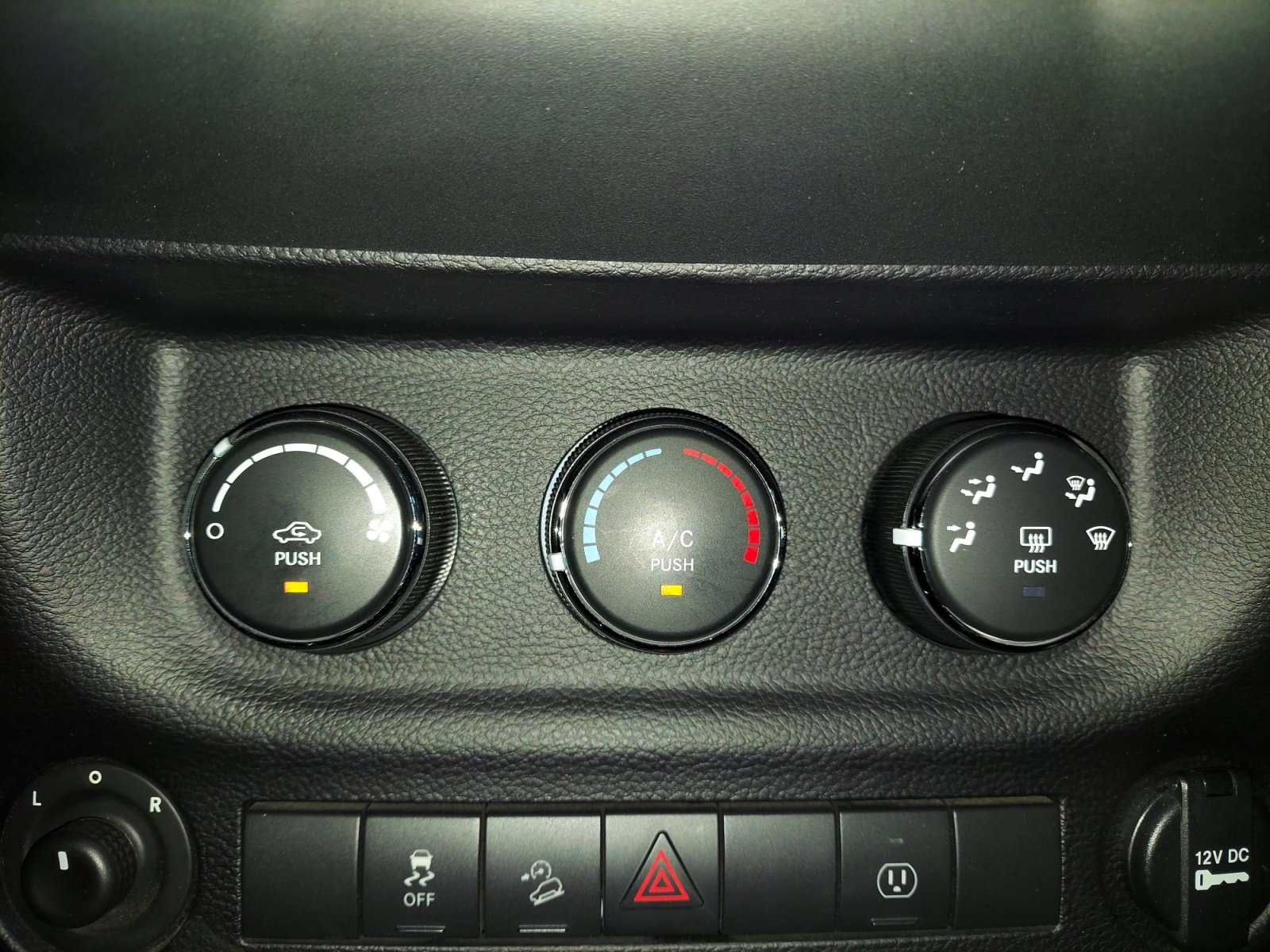 Used 2018 Jeep Wrangler Unlimited Rubicon w/ Connectivity Group AWD/4WD image 17
