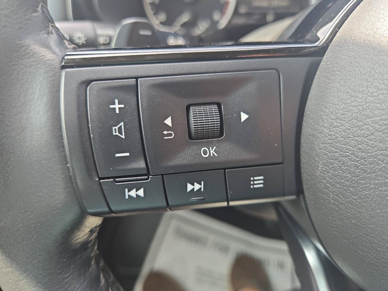 Used 2023 Nissan Pathfinder SL w/ Black Appearance Package AWD/4WD image 18