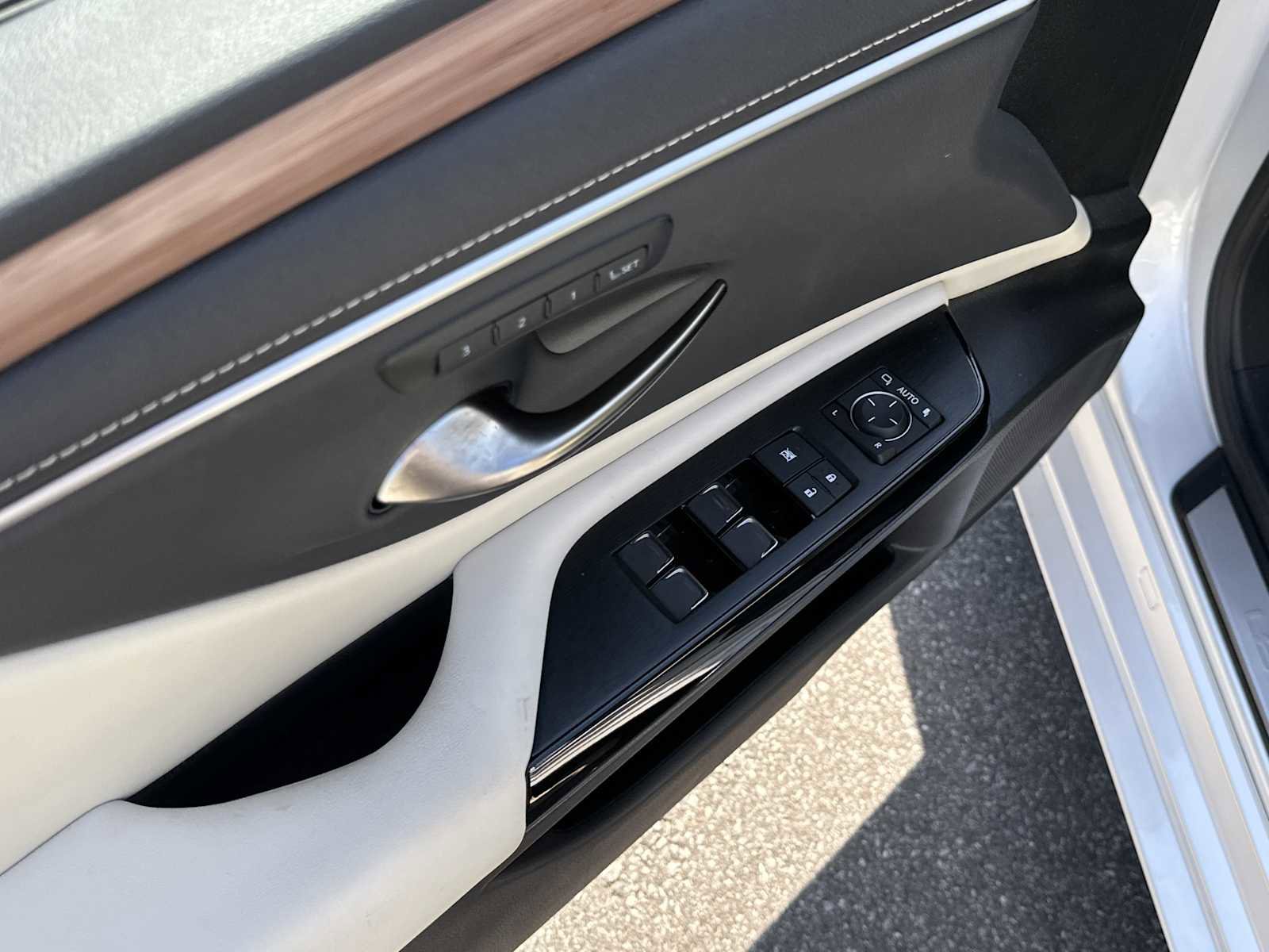 Used 2025 Lexus ES 350 w/ Premium Package image 15