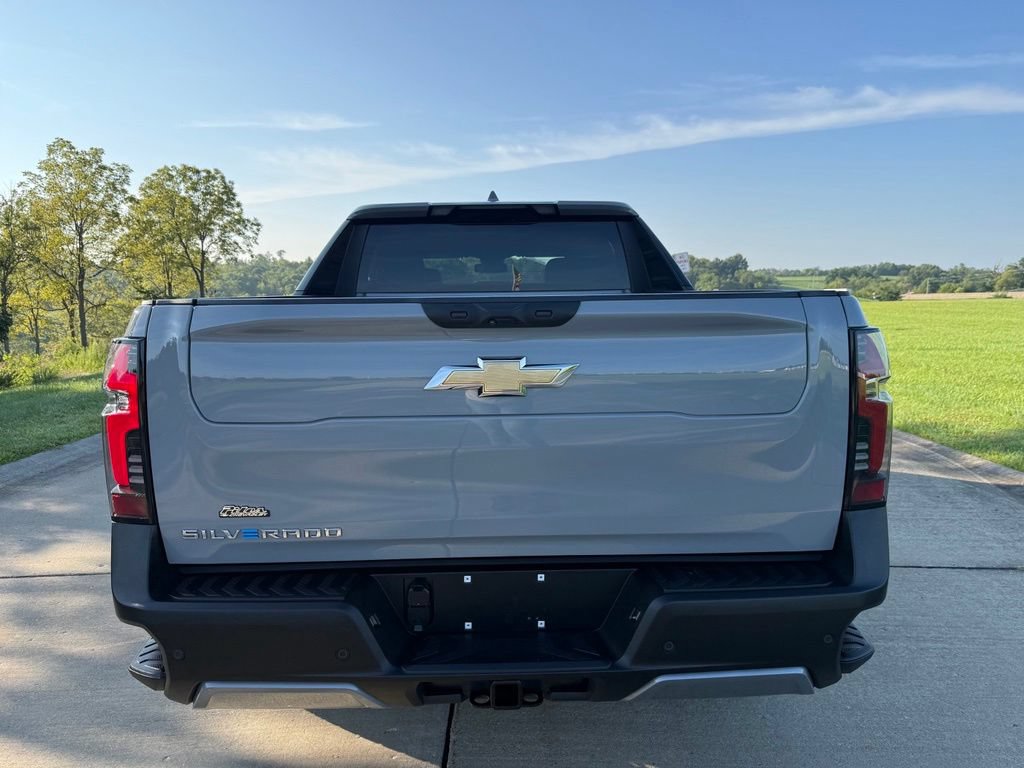Used 2025 Chevrolet Silverado EV LT AWD/4WD image 4