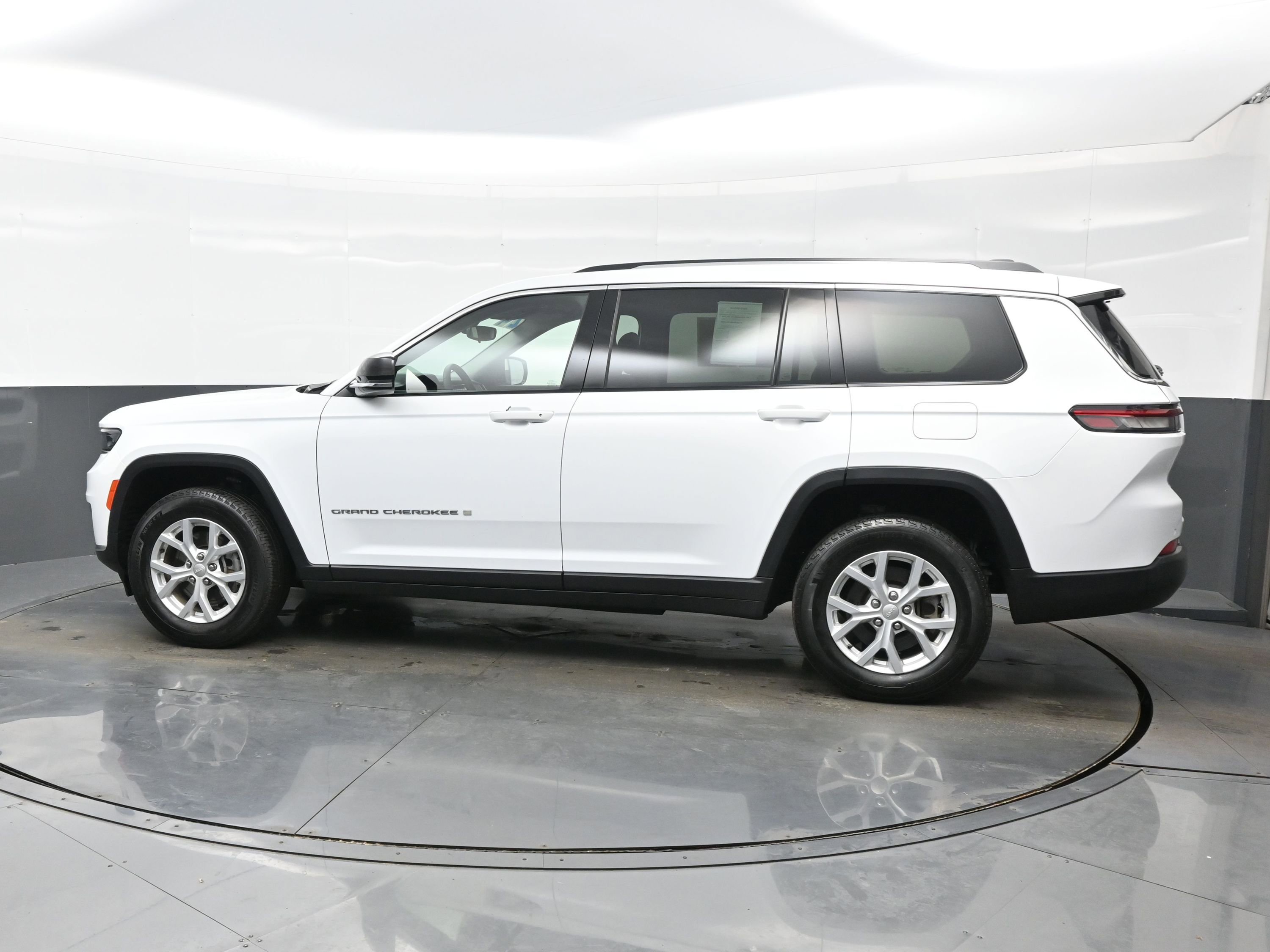 Used 2023 Jeep Grand Cherokee L Limited image 3