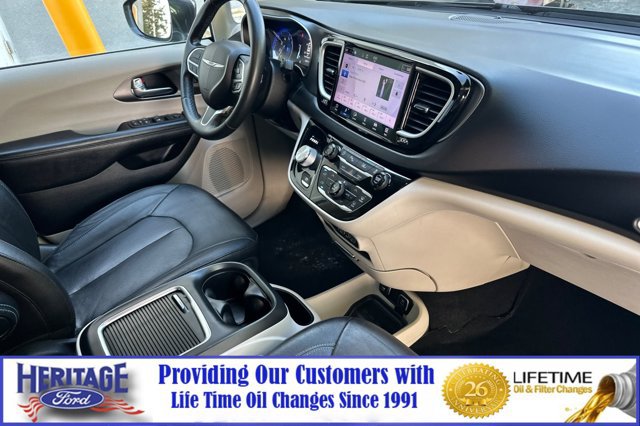 Used 2021 Chrysler Pacifica Touring-L FWD image 17