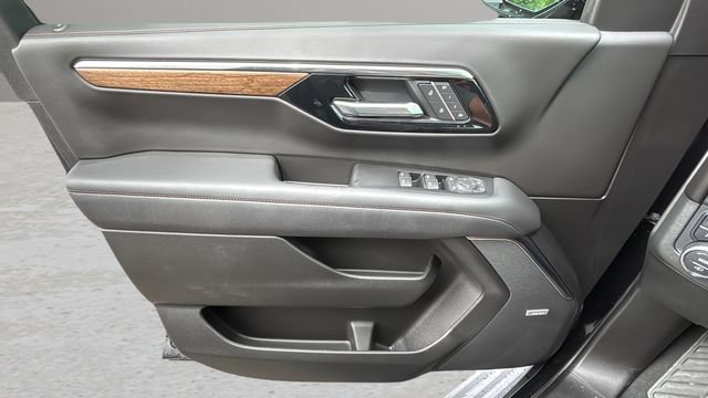 Used 2025 Chevrolet Tahoe High Country AWD/4WD image 17