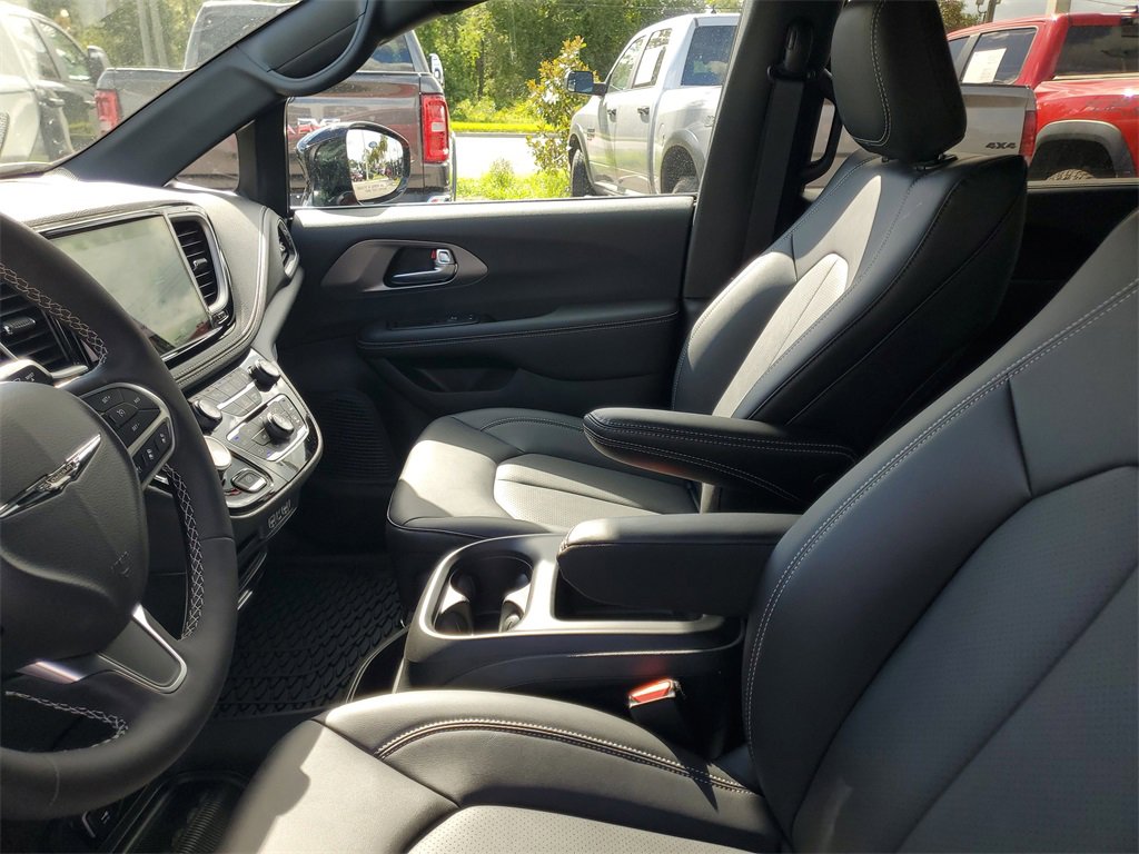 New 2025 Chrysler Pacifica Select image 8