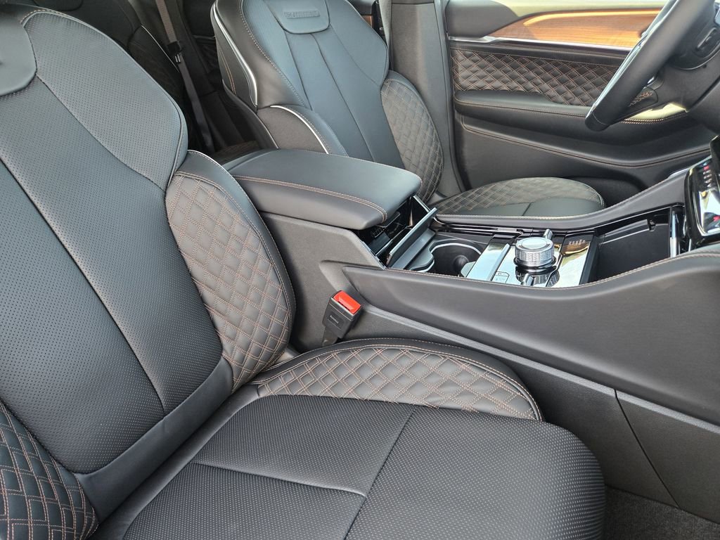 New 2026 Jeep Grand Cherokee Summit w/ Obsidian Package image 8