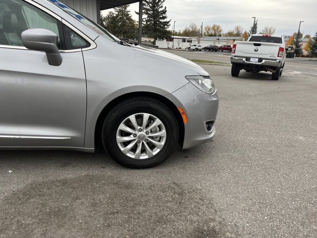 Used 2018 Chrysler Pacifica Touring-L image 18