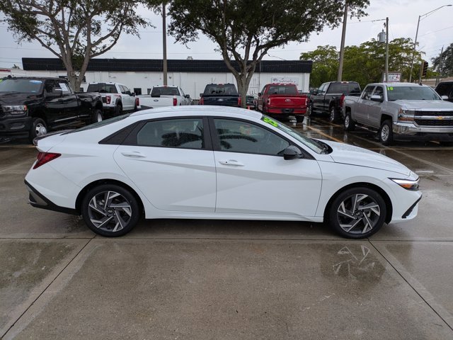 Used 2025 Hyundai Elantra Sport image 3