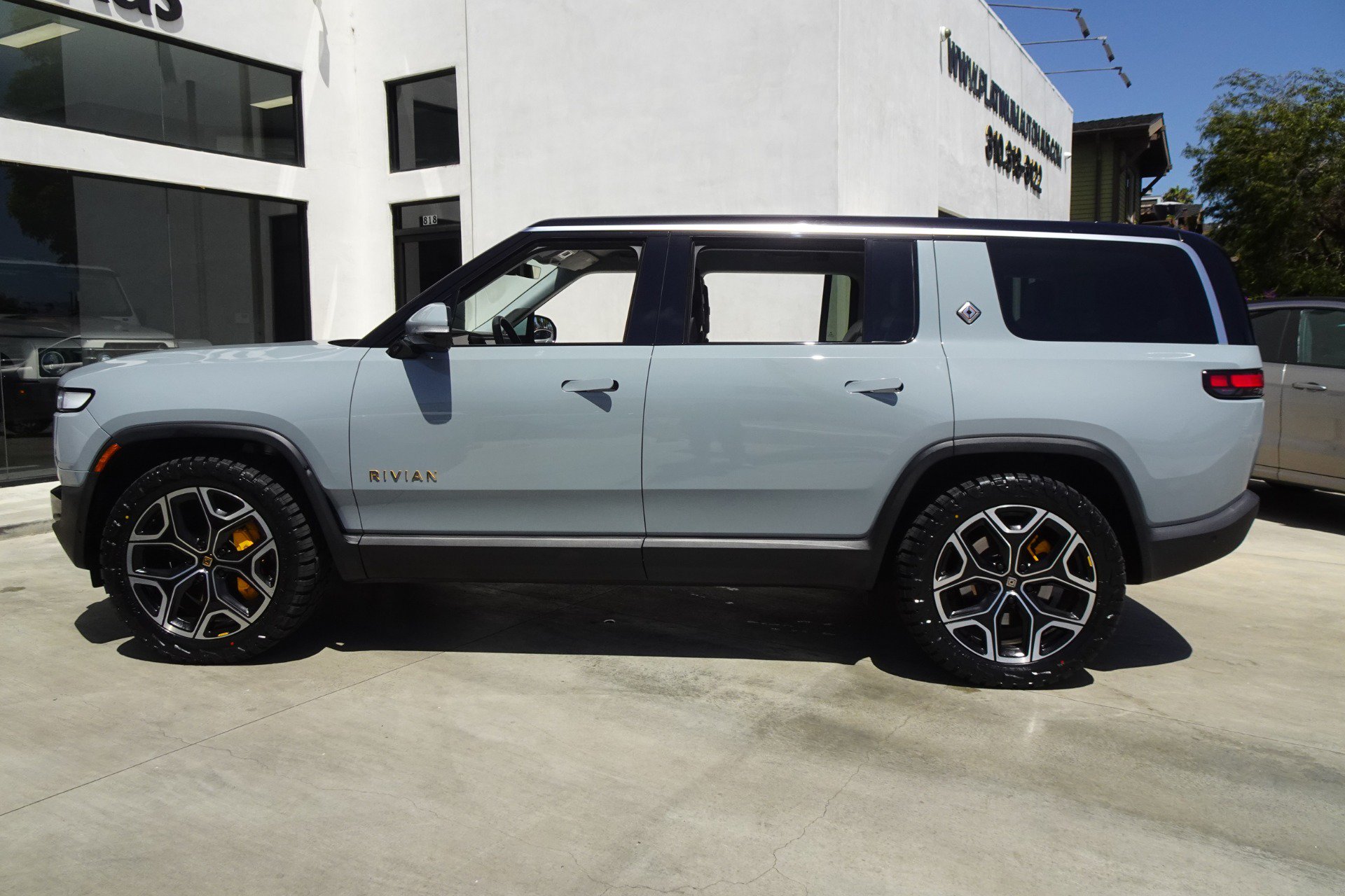 Used 2024 Rivian R1S Adventure AWD/4WD image 3