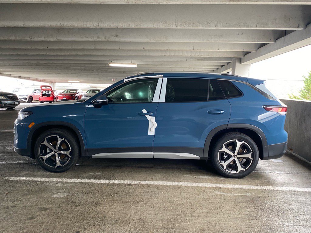 New 2026 Volkswagen Tiguan SE FWD image 2