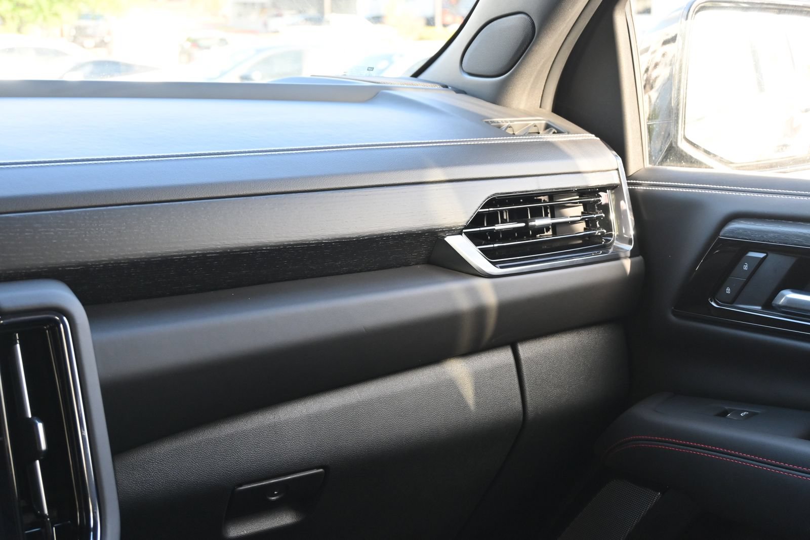 Certified 2026 GMC Yukon AT4 Ultimate AWD/4WD image 8