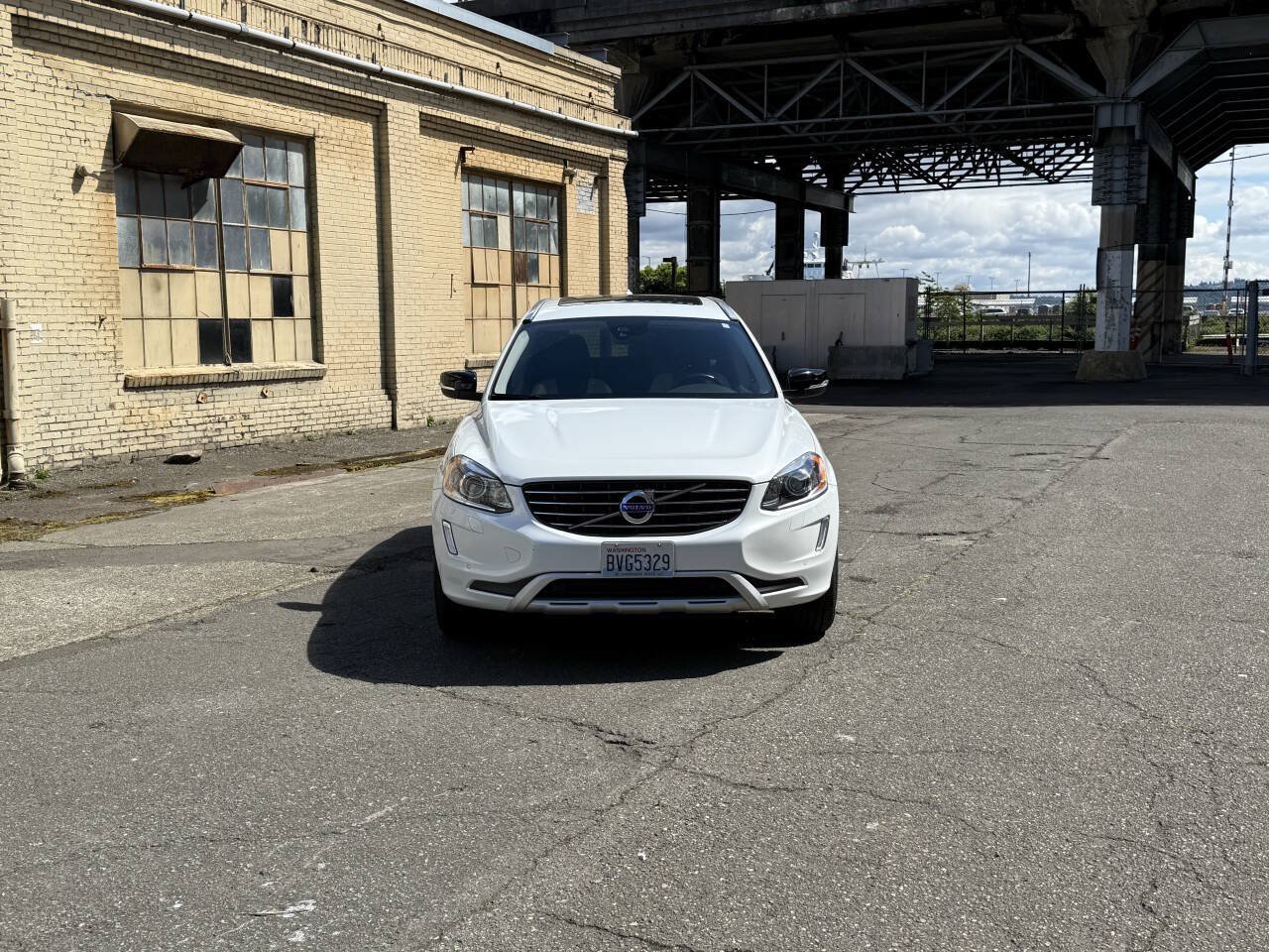 Used 2017 Volvo XC60 T6 Dynamic w/ Preferred Option Package AWD/4WD image 17