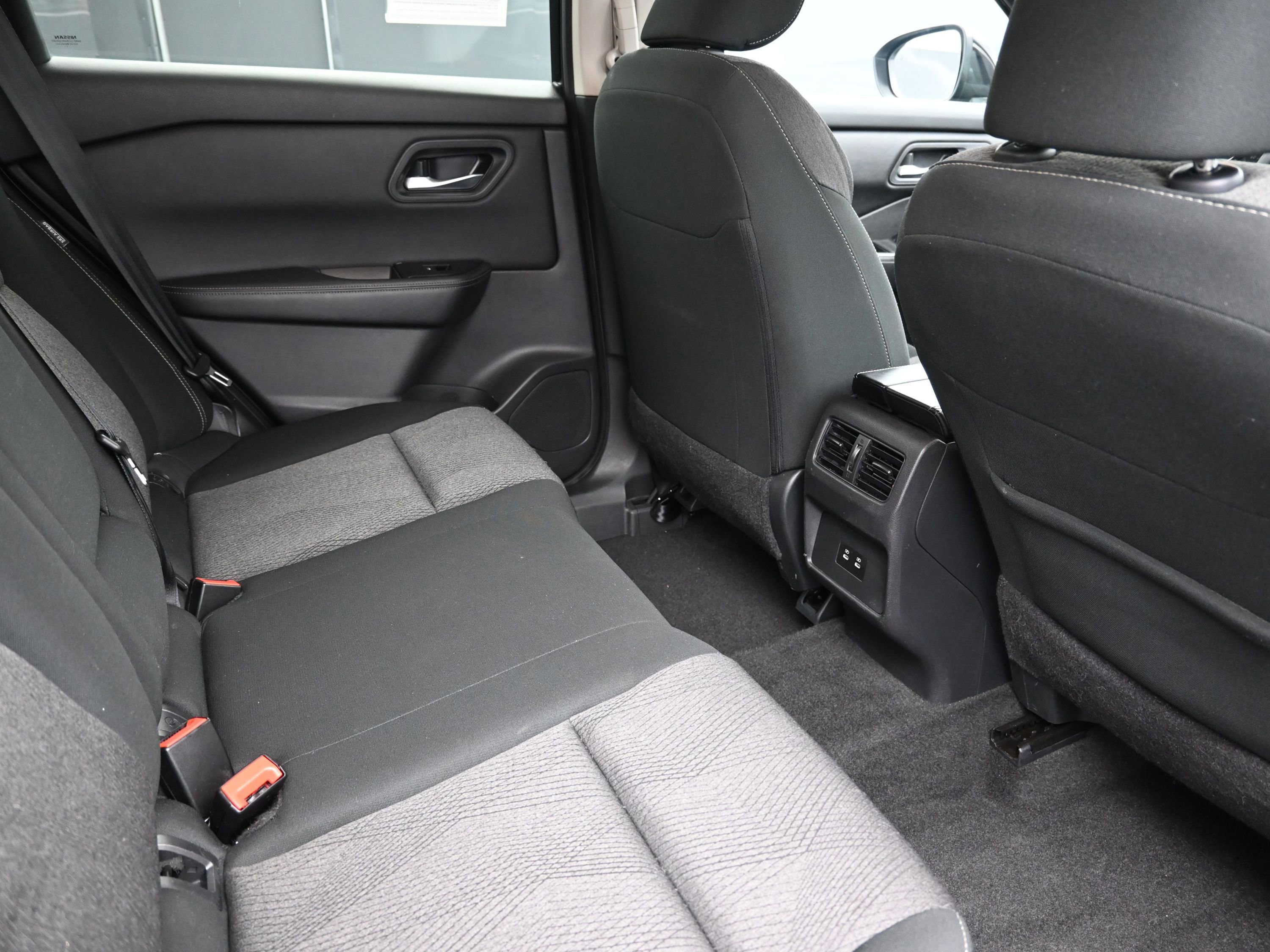 Used 2024 Nissan Rogue SV image 23