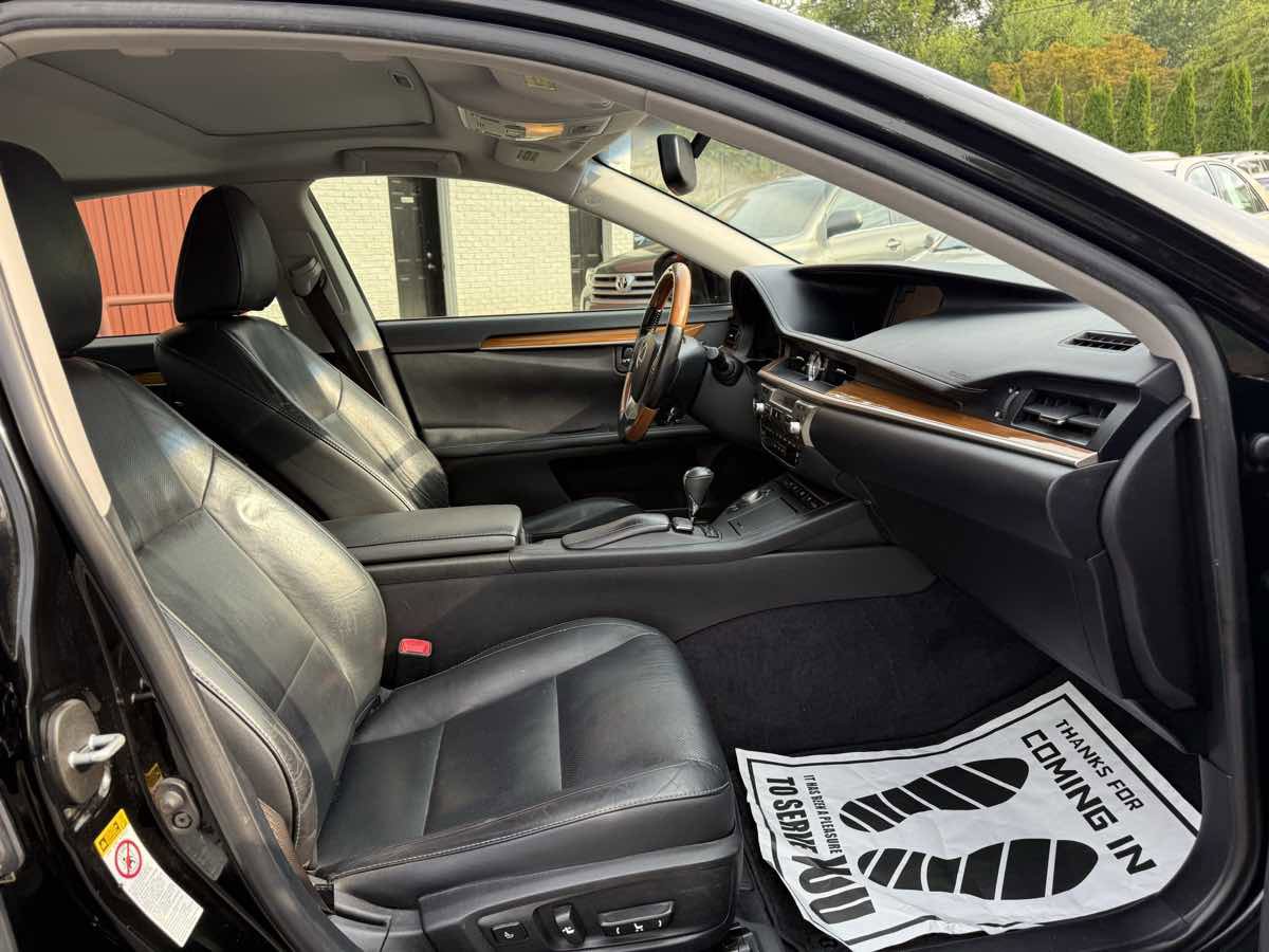 Used 2015 Lexus ES 300h image 10