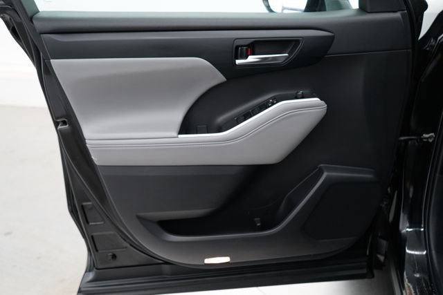 Used 2023 Toyota Highlander XLE image 9