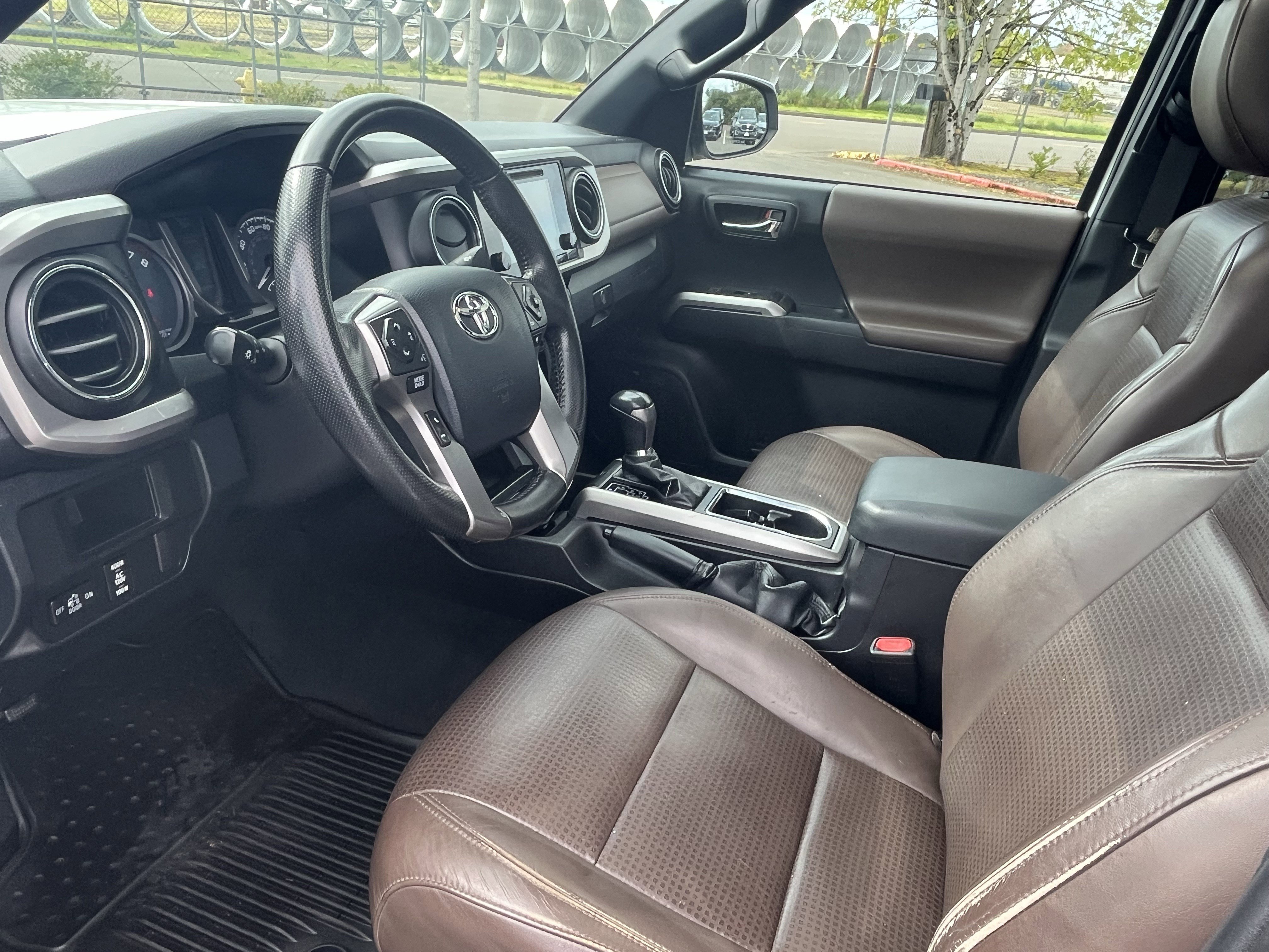 Used 2016 Toyota Tacoma Limited w/ Towing Package RWD image 9