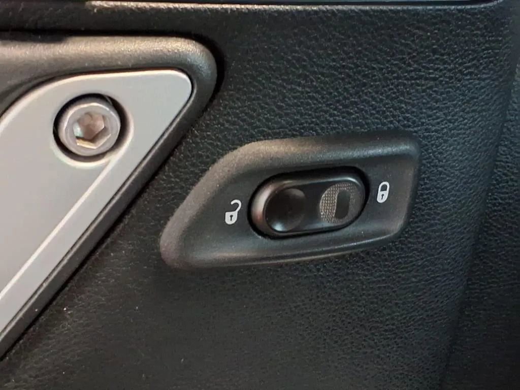 Used 2016 Jeep Wrangler Unlimited Sahara image 17