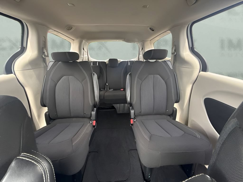 Used 2022 Chrysler Voyager LX FWD image 6