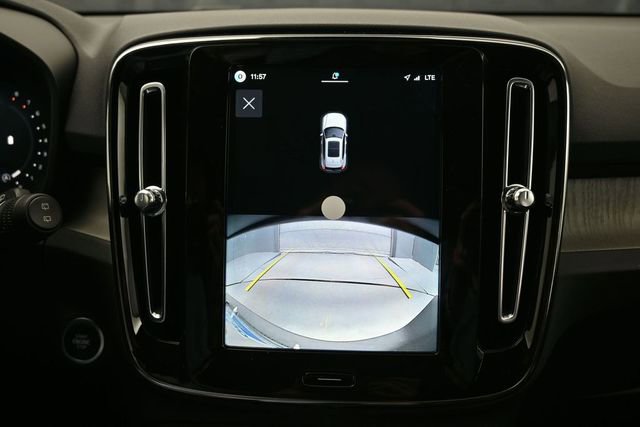 New 2026 Volvo XC40 B4 Core w/ Climate Package FWD image 20