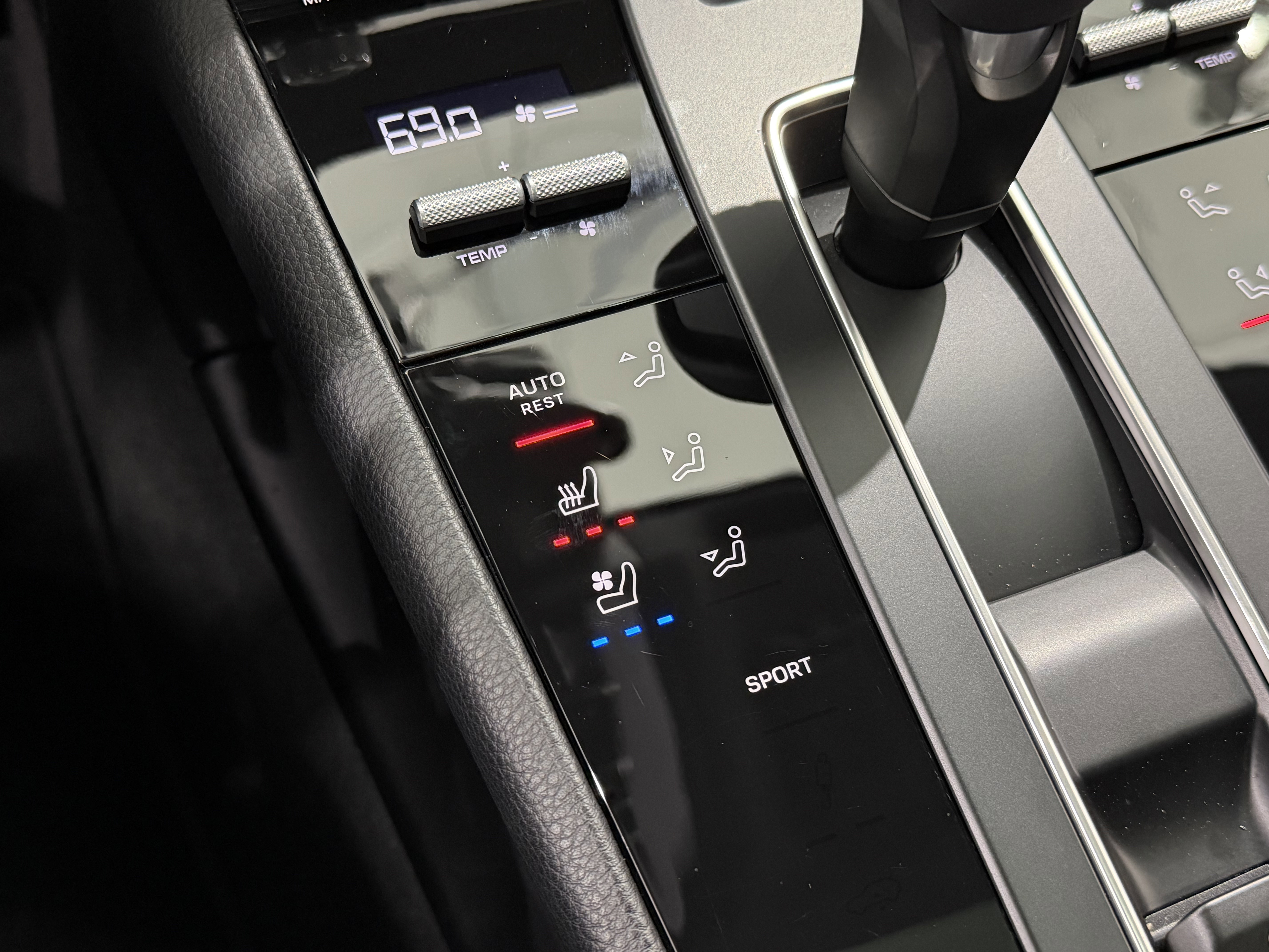 Certified 2025 Porsche Macan image 38