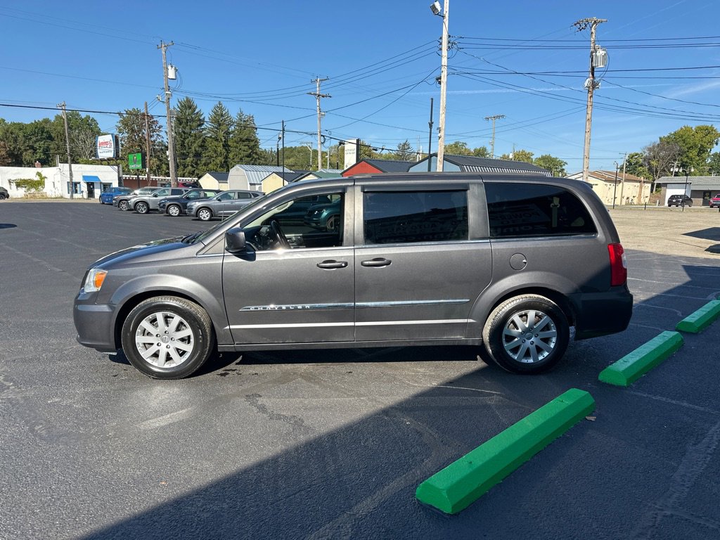Used 2016 Chrysler Town & Country Touring image 4