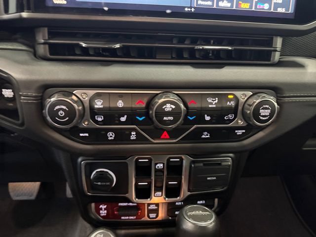 Used 2024 Jeep Gladiator Rubicon w/ Convenience Group AWD/4WD image 3