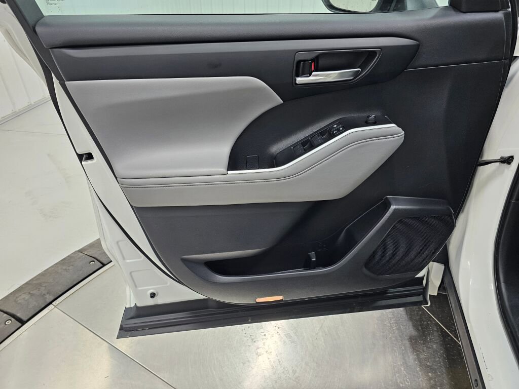 Used 2021 Toyota Highlander XLE image 37