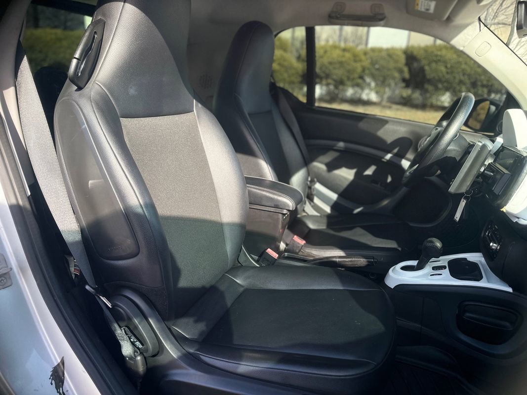 Used 2017 smart fortwo pure image 21