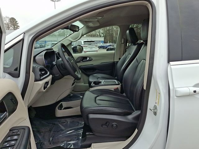 Used 2024 Chrysler Pacifica Select image 17