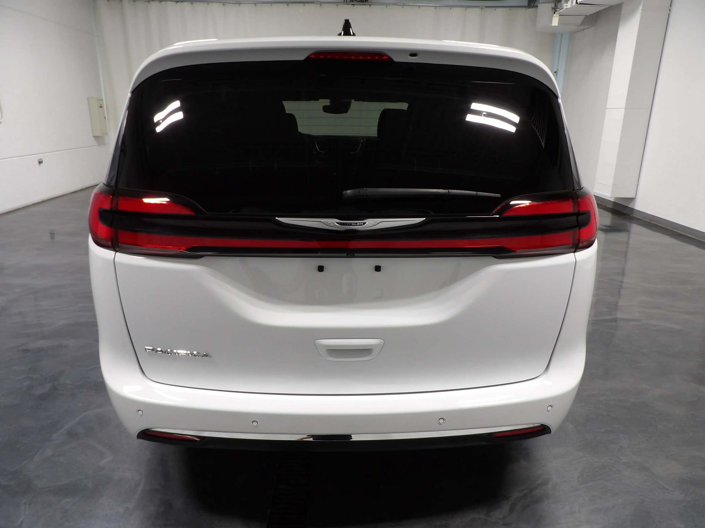 Used 2025 Chrysler Pacifica Select FWD image 5