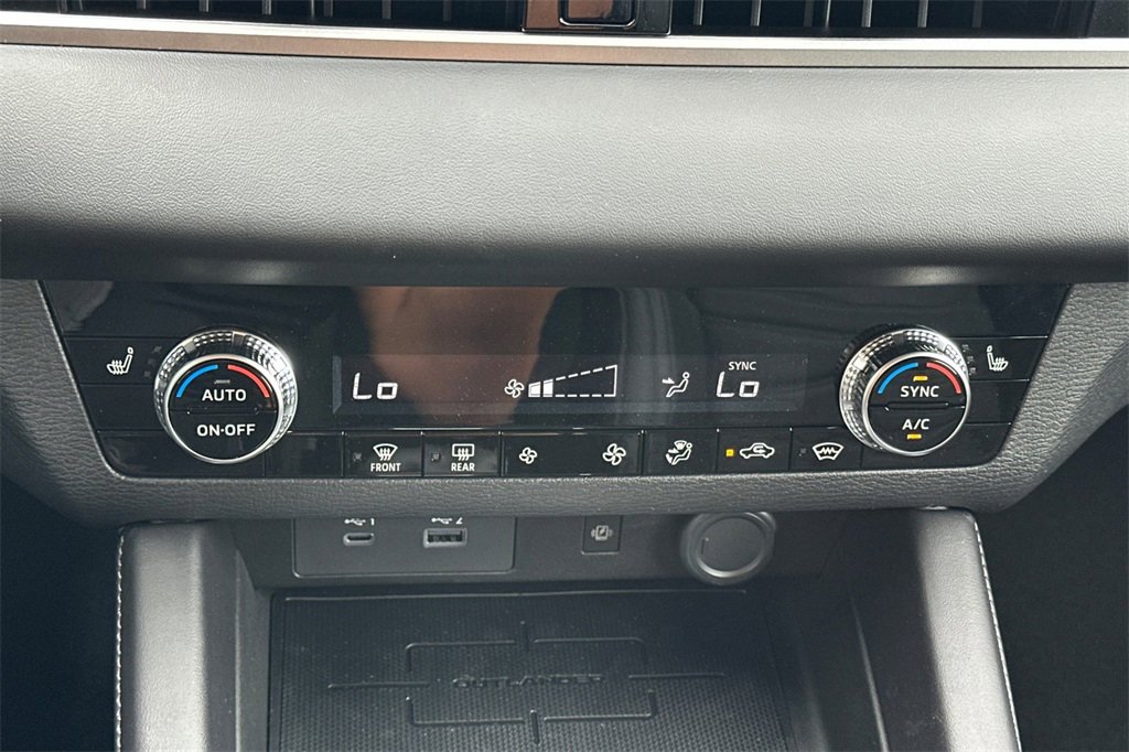 New 2025 Mitsubishi Outlander SE image 21