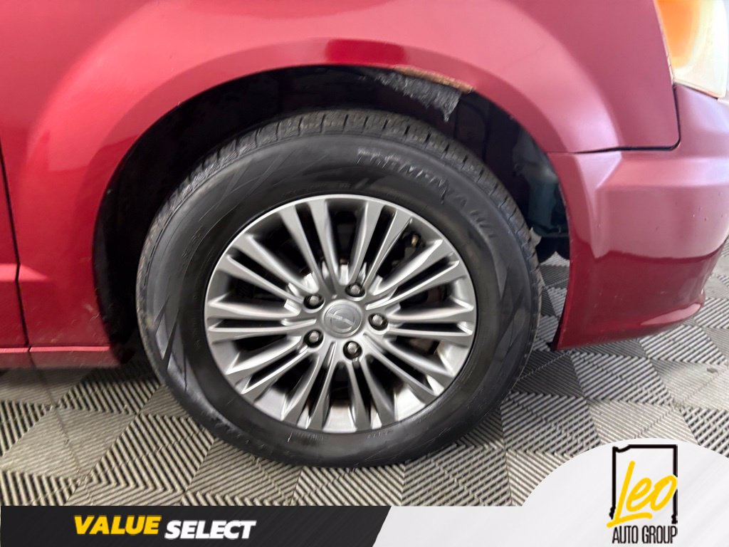 Used 2014 Chrysler Town & Country Touring-L FWD image 25