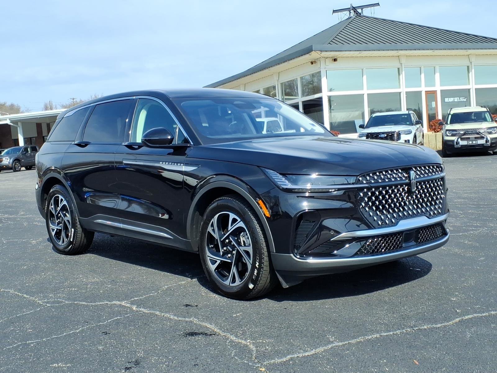 Used 2025 Lincoln Nautilus Premier image 2