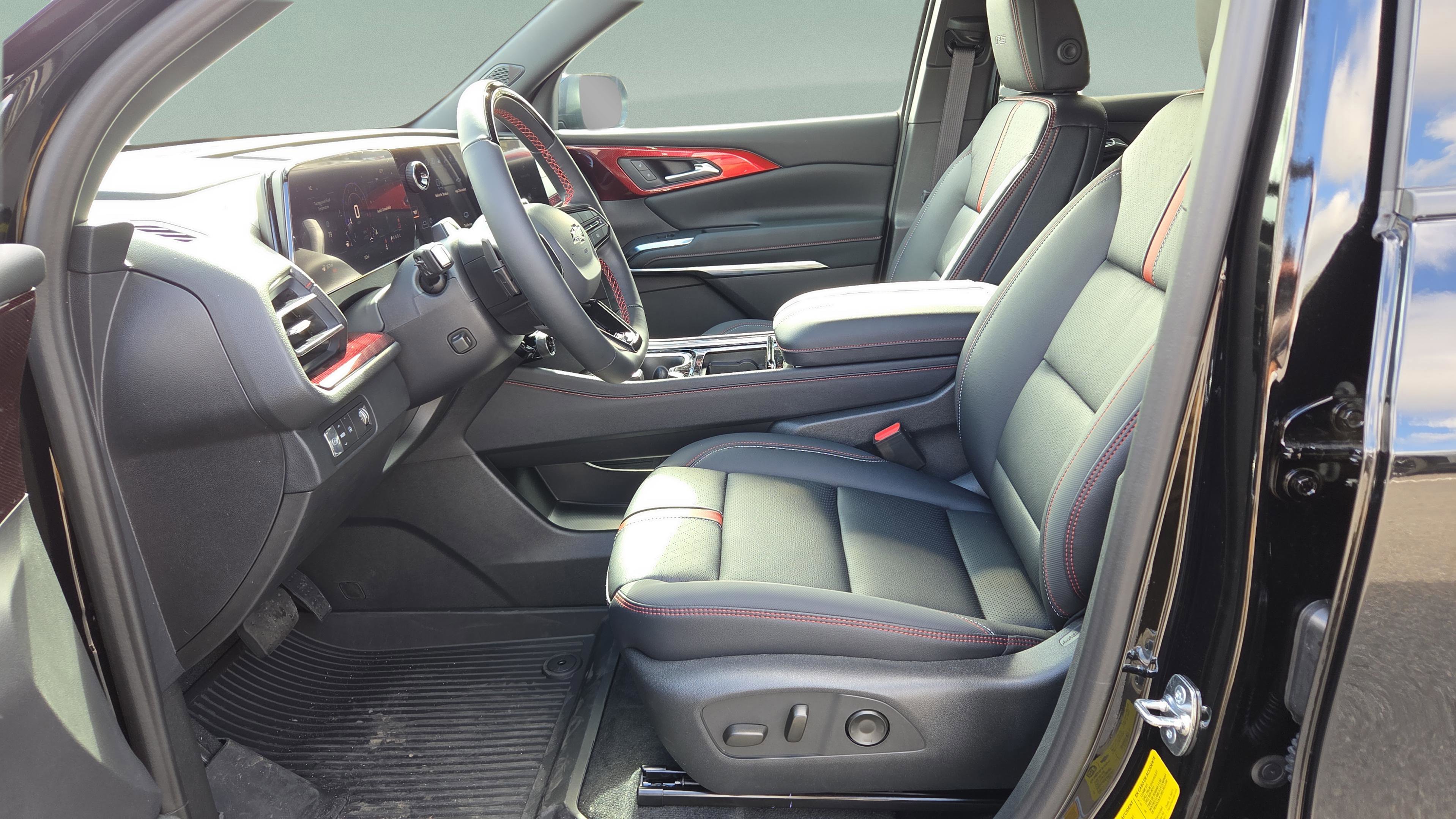 New 2026 Chevrolet Traverse RS w/ LPO, Floor Liner Package image 11